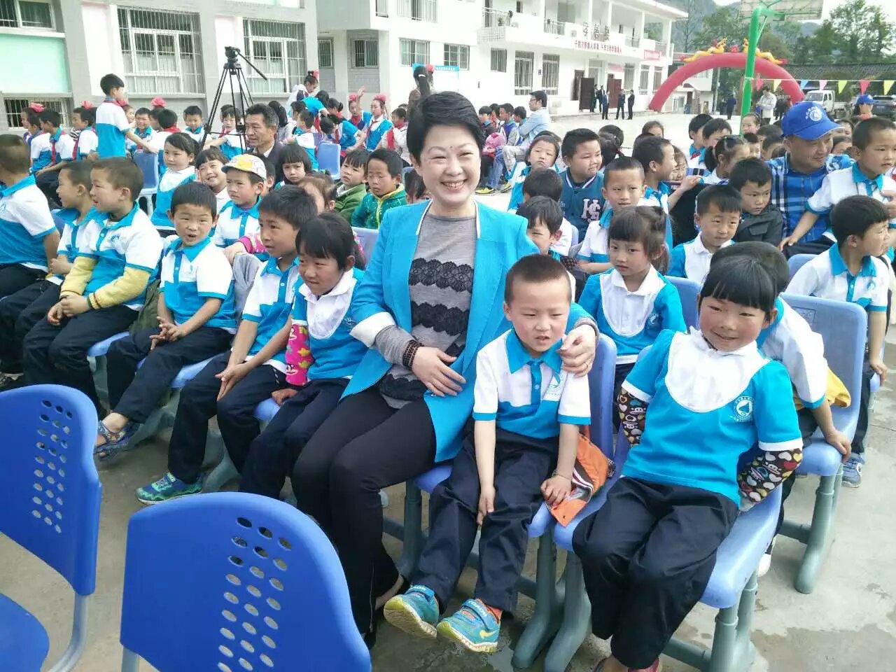 “災后重建 精準扶貧 春暖童心”-壹品歐迪辦公家具在行動！