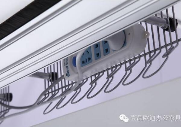 簡(jiǎn)單3招，擺脫辦公桌下各種電源線雜亂困擾？
